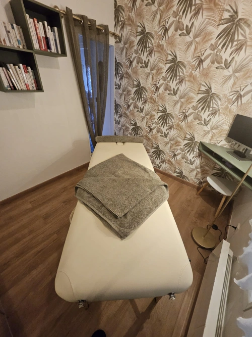 Table de massage au cabinet de Corinne Gestalt thérapeute