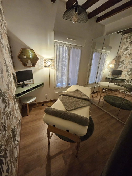 Table de massage au cabinet de Corinne Gestalt thérapeute