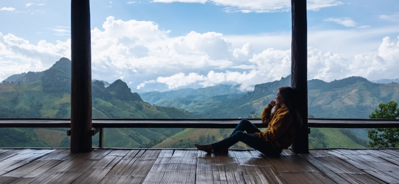 Femme se reposant devant la vue sur la montagne